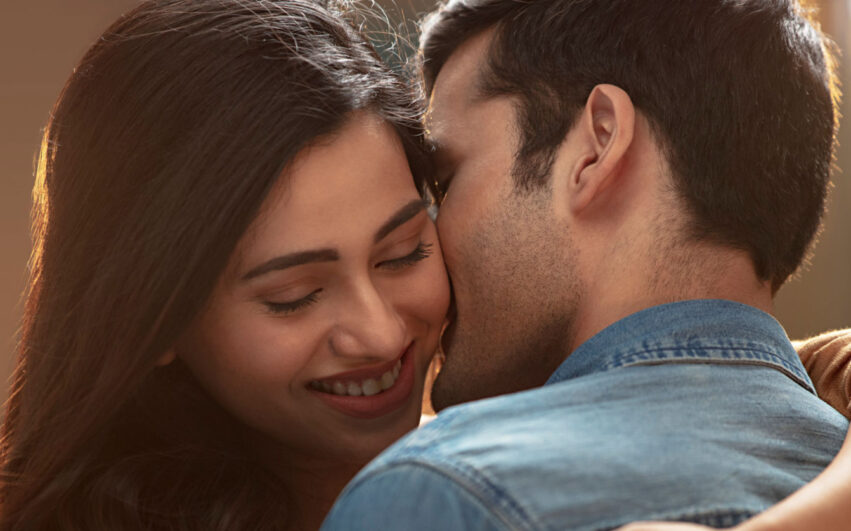 হাতে ভোটের দাগ, গালে ঠোঁটের দাগ